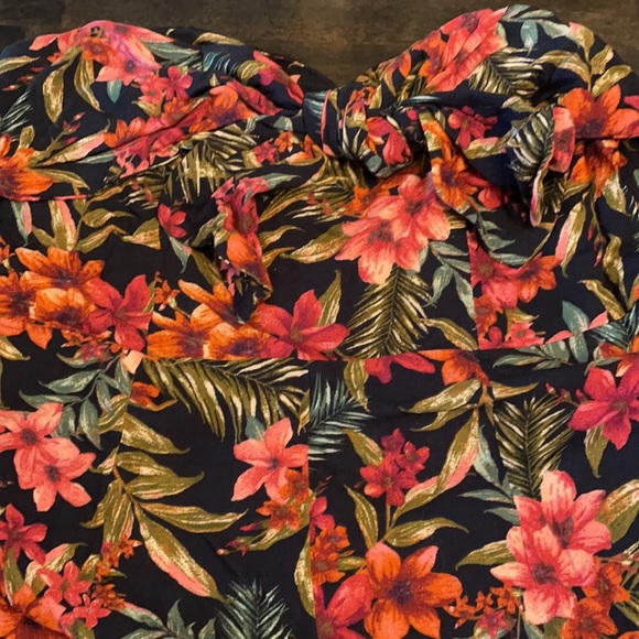 Cropped navy and floral jumpsuit - Picture 2 of 6